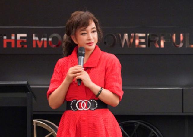 刘晓庆办书法展！65岁的年纪40岁的脸，戴超大翡