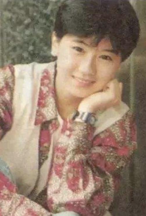 修杰楷晒与贾静雯30年前旧照，女神短发像假小子，网友直呼认不出