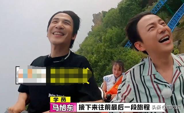 何炅坐过山车躲在后排，镜头拍到他挤在一起的五官，谁能相信46岁