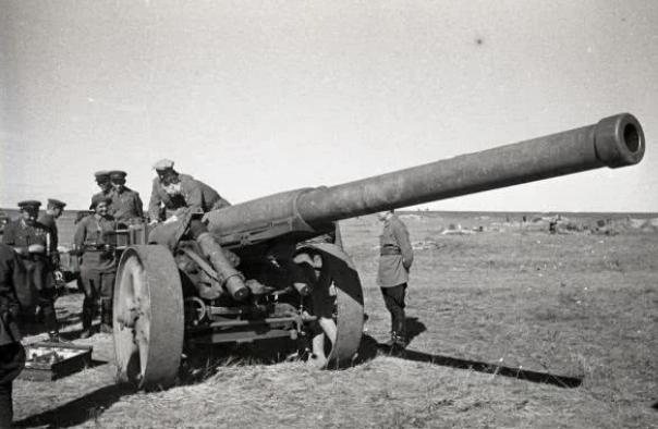 17岁女孩上山劝日军投降，却被强行挟入山洞，战