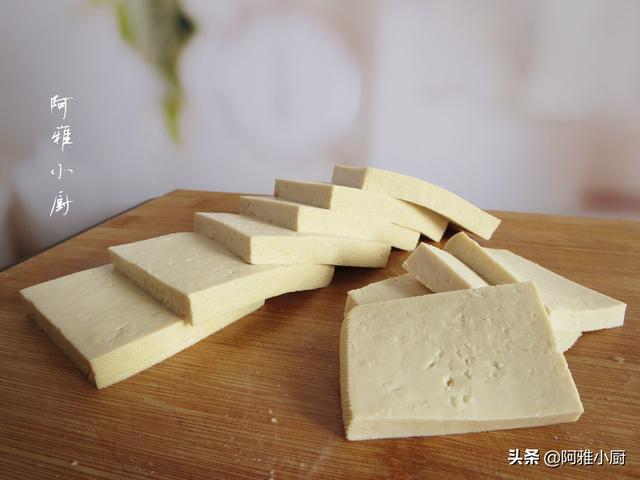 豆腐这样做，外酥里嫩嘎嘎香，成本不足2元钱，全家吃的过瘾