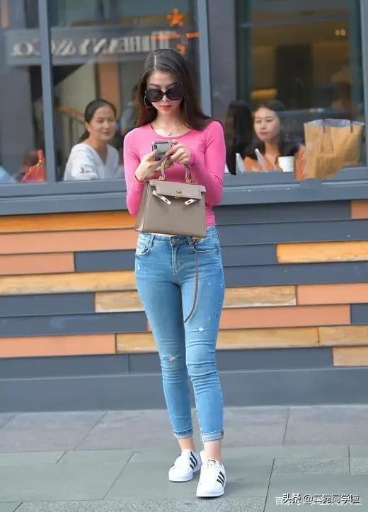 一身简单时尚的牛仔裤，既有惬意的休闲，又展