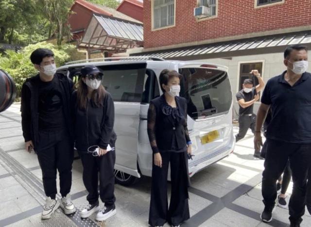 何家为赌王做尾七法事，超盈伤心过度瘦一圈，