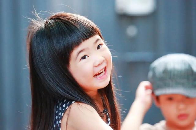 女儿|曹格儿子女儿长大了 才10岁就变成长腿少女joe完全认不出来了