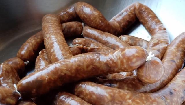 自制糯米肠家庭做法，软糯咸香，好吃又营养，出锅抢着吃，真解馋