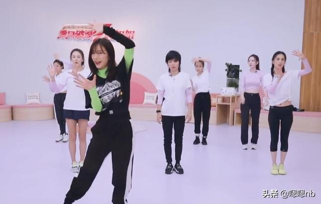 《浪姐》许飞跳舞滑倒，谁注意到刘芸的举动？暴露素养了
