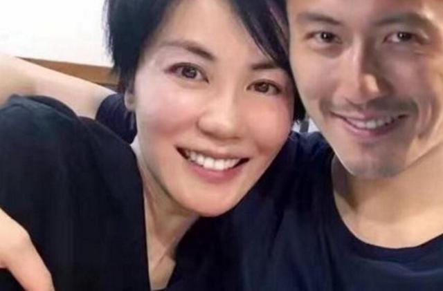 三胎生父只是工具人？张柏芝凌晨点赞情敌王菲，难道她还爱谢霆锋