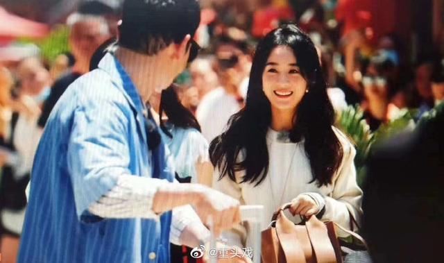 赵丽颖录中餐厅和快本女主持提箱子，赵丽颖用力提拽，比新人卖力