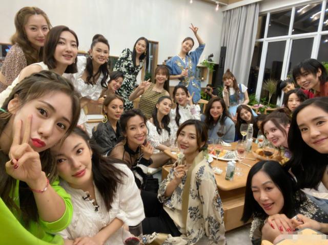 刘芸晒集体合照被吐槽，p图只p自己太有心机，张雨绮的嘴都歪了