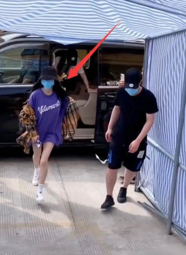 她被偷拍裙底？这都能算性骚扰了吧！还是应该