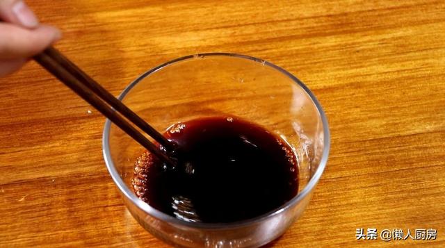 先蒸后炒，这样做出来的茄子不吸油，配上牛肉末一起炒，下饭好吃