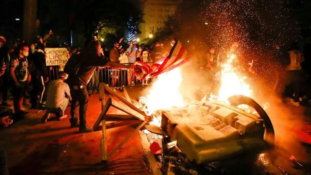 暴徒点燃华盛顿，连穷人区和流浪汉也没放过，