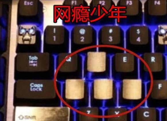 同样是键盘，网瘾少年VS正常上班族，看到最后程序员：是个狼人