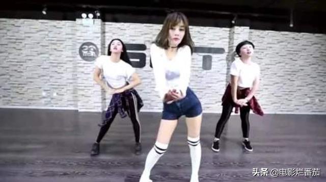 贾乃亮春风满面看女儿，与甜馨打羽毛球挥汗如