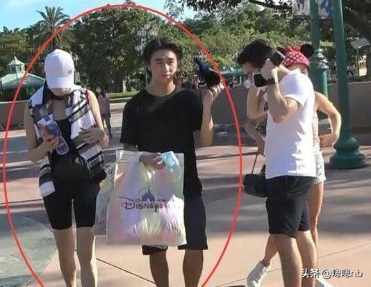 奚梦瑶何猷君合照，奚梦瑶放低身姿，暴露婚姻家庭地位