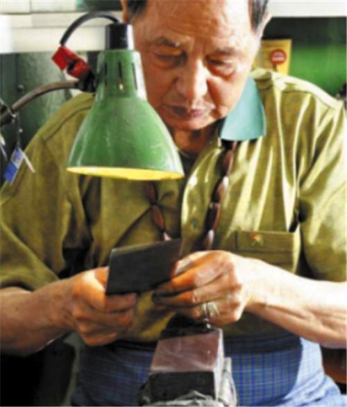 他被誉为“中国刀王”，磨一把刀要1000元，国外