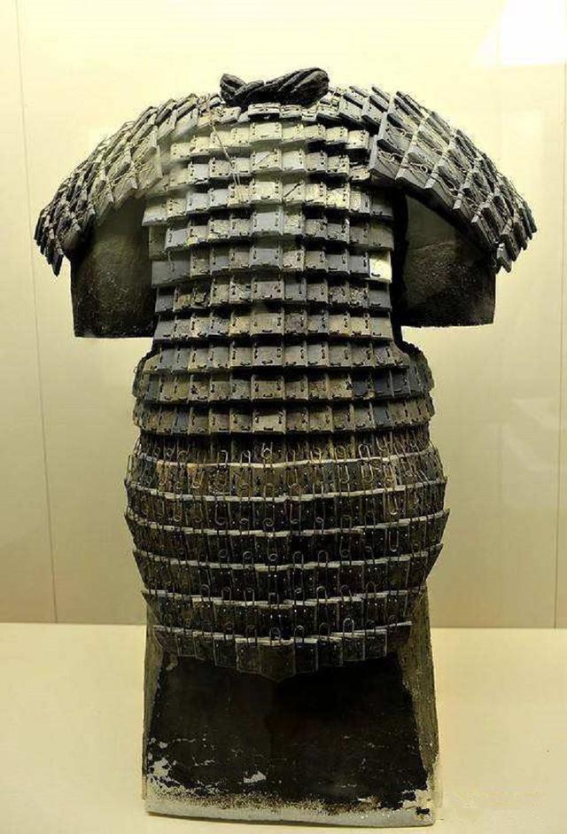 在古代社会，为何佩戴刀剑逛街都没事，私藏盔