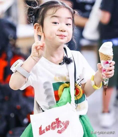 戚薇女儿VS李小璐女儿，穿衣打扮天差地别，***风格决定一切