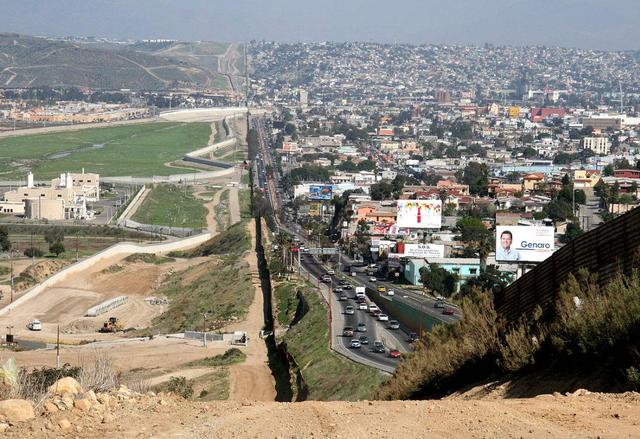 疫情失控美国人涌入邻国，墨西哥边境民众用汽车封路：别过来啊