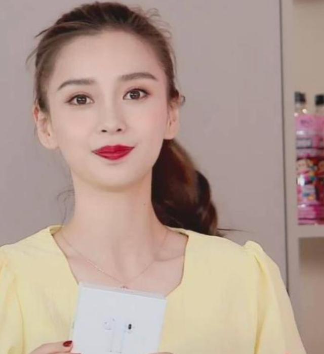 baby穿性感泳衣冲浪，姿势潇洒动作自如，大长腿很吸睛