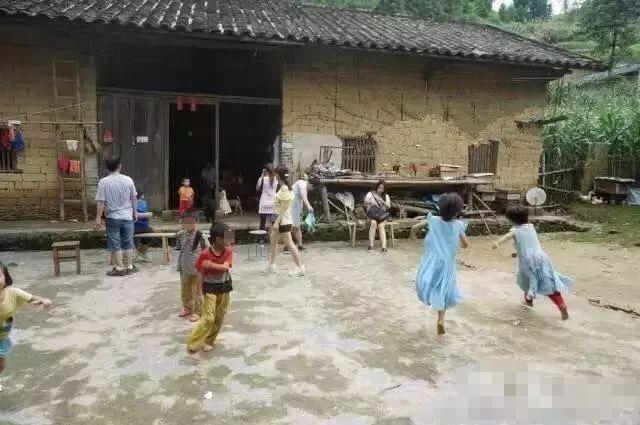 21年生15个孩子，75岁老汉成网红，如今一家17口过