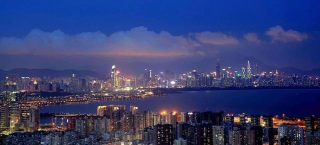 如果当下的香港现实是对的，那么过去的香港电影就是错的