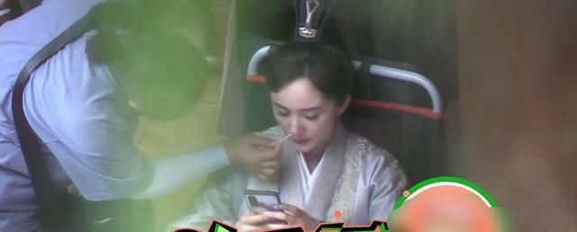 杨幂拍摄现场心情沮丧，神色凝重看手机对助理