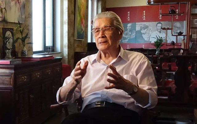 不是所有老演员都叫老戏骨，93岁还登台演话剧，