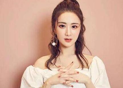 薇娅年轻时照片曝光，曾与成龙同台，却放弃娱乐圈，如今年入20亿