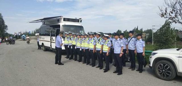 安徽望江交警全力以赴保障防汛抢险道路畅通