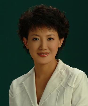 她是央视知名女主播，年近50至今未结婚，独享一