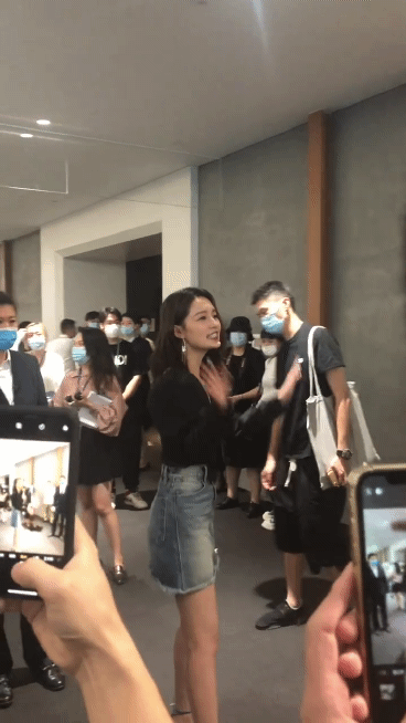 李沁出席活动，现场发放冰激凌，看到她递冰激凌手势 网友：爱了