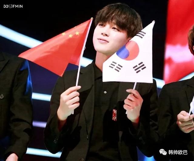 最近开始怀念15年，中韩音乐节举着两国旗帜的男团爱豆
