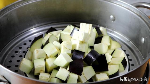 先蒸后炒，这样做出来的茄子不吸油，配上牛肉末一起炒，下饭好吃