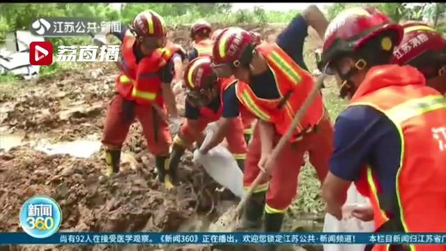 「防汛抗灾第一线」73人16小时垒起406米长&ldquo;322&rdquo;沙袋