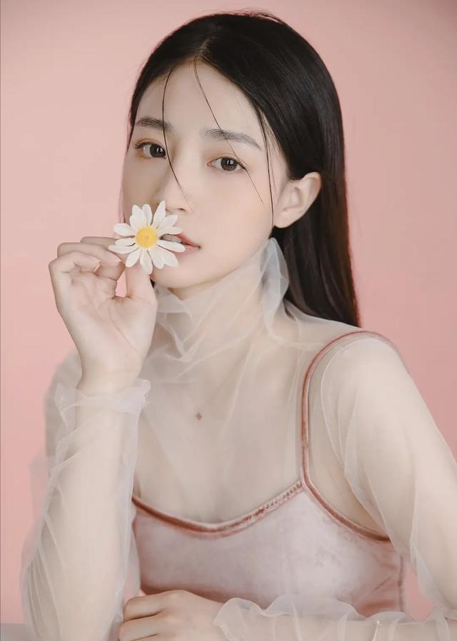 芙蓉不及美人妆，水殿风来珠翠香。