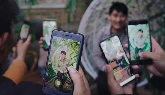 大衣哥家门被强踹，张文宏被骂崇洋媚外：别试