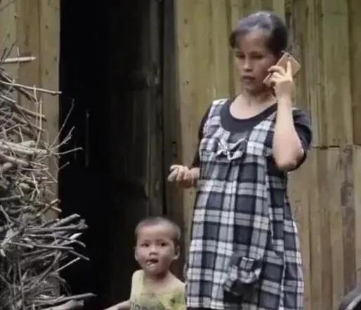 90后夫妻生9个娃肚子还有一个，妻子老成妈妈，