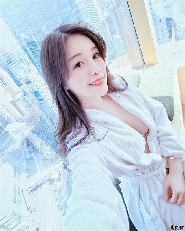 软萌美女游泳比基尼坚挺饱满凸包包正点到位！