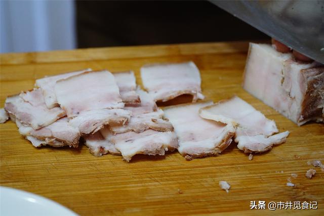 蒜泥白肉简单家常做法，好吃全因这碗料汁，学会味道不比饭店差