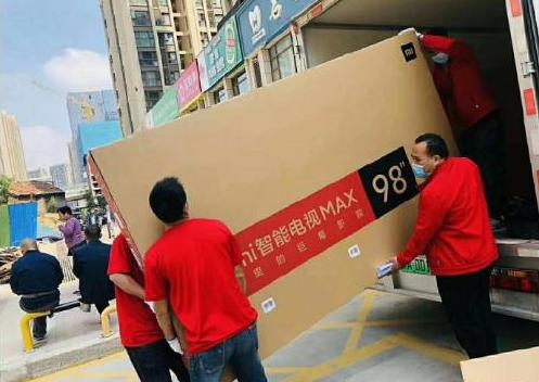 红米电视19999元，动用5辆车16个人抬上40楼，还赚