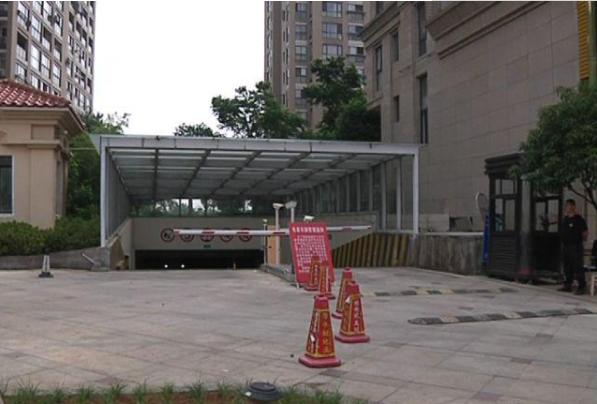 男子一口气买327个车位，加价10万转卖，业主不淡