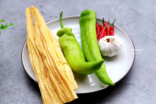 泡发腐竹放热水就毁了，教你正确做法，腐皮完整不软烂还滑嫩入味