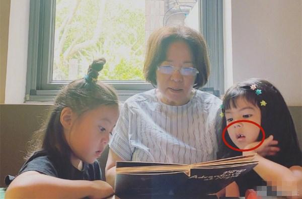 贾静雯晒与女儿亲密自拍，咘咘扎丸子头好呆萌！波妞变“豁牙妹”