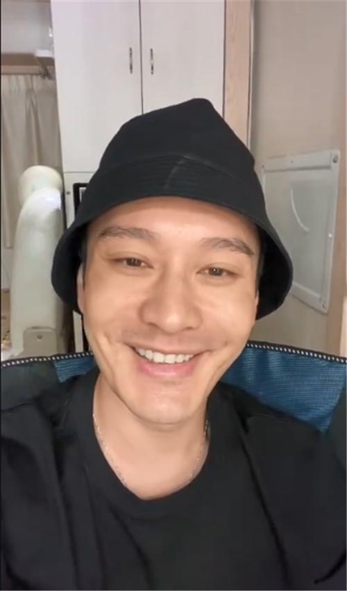 黄晓明累到脱妆遭调侃，本尊晒素颜视频谦虚回应，却遭尹正拆台