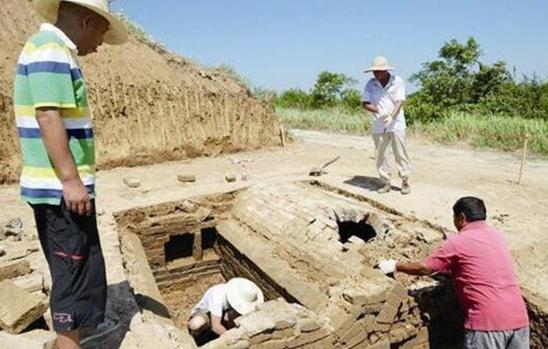 江西农工发现西汉古墓，棺中女尸突然“叹气”