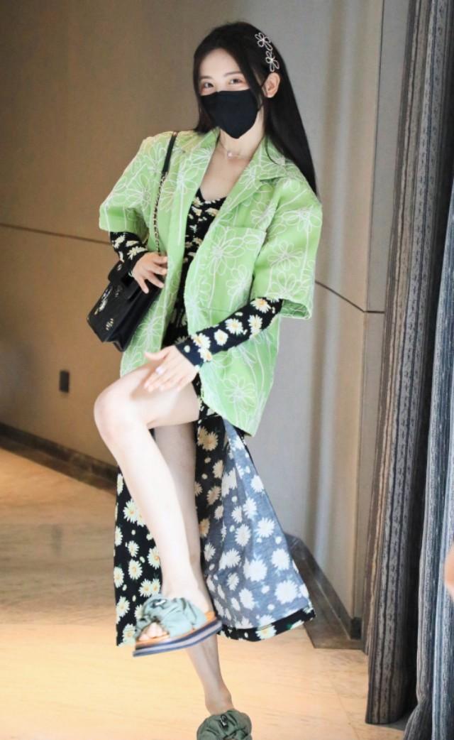 杨超越:跟老板吵架    名！穿搭也不赖啊，娃娃裙可爱到冒泡！