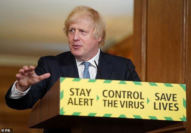 英国首相父亲疑违反禁令去希腊度假，碰到记者后笑着将短裤套头上