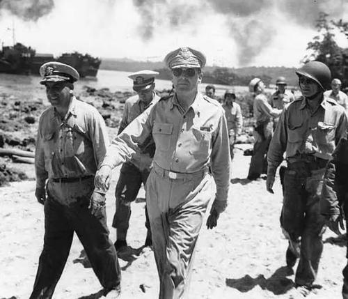 美国五星上将麦克阿瑟在朝鲜战场上缘何被撤职