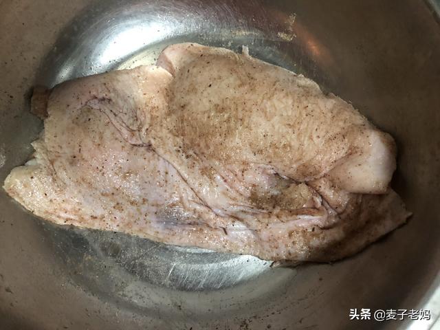 夏天不妨多吃鸭子，只需三步就能做出香、酥、嫩的盐水鸭，试试吧